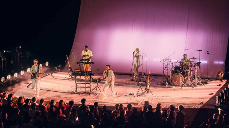HONNE playing live